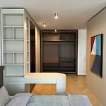 Luxe Apartment Near The Airport