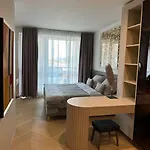 Luxe Apartment Near The Airport