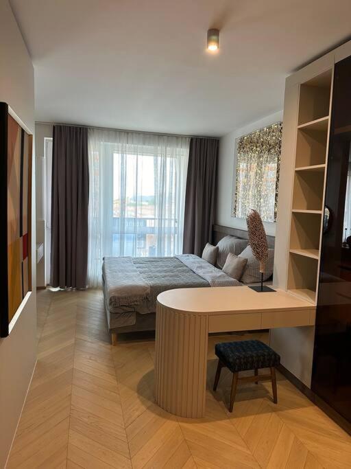 Luxe Near The Airport Appartamento Praga